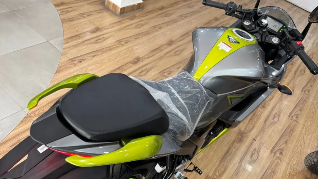 Suzuki Gixxer SF के नये लुक का हर कोई बनेगा दीवाना, जानें फीचर्स और कीमत